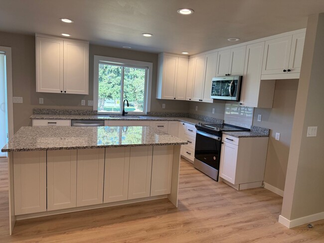Building Photo - Fully Remodeled Rambler with Golf Course V...