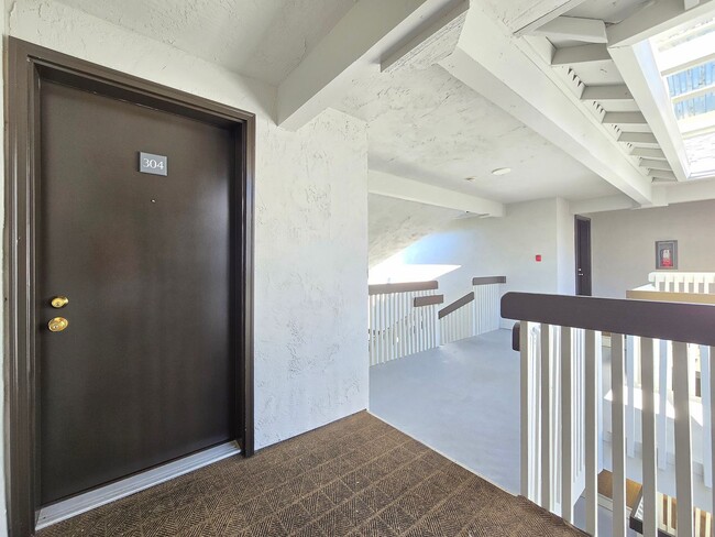 Foto del edificio - 2 Bedroom Condo Available in Kenmore
