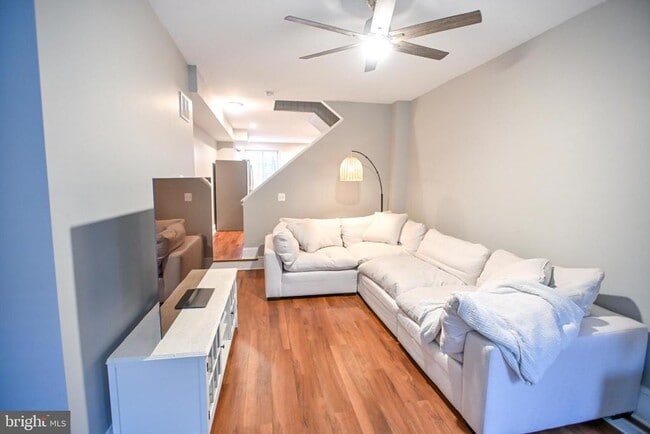 Building Photo - 240 S Washington St