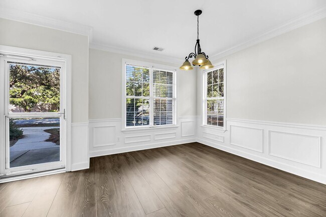 Foto del edificio - Whitney Lakes End Unit Townhome on Johns Island