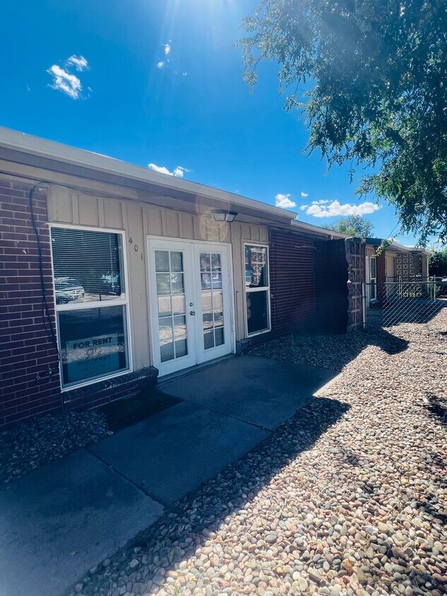 Foto principal - Freshly Painted 3 bed 1 bath with fenced f...
