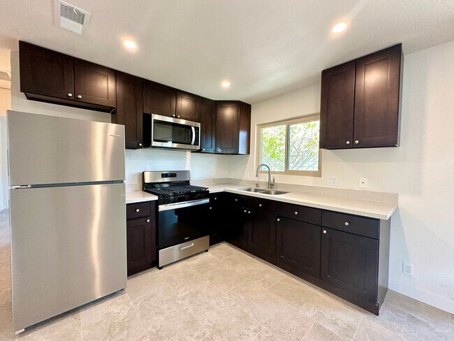 Building Photo - AVAILABLE NOW!  1 Bedroom 1 Bathroom Apart...