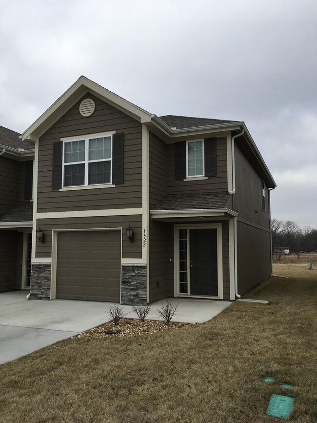 Foto del edificio - Newer 3 Bed Townhome in Grain Valley