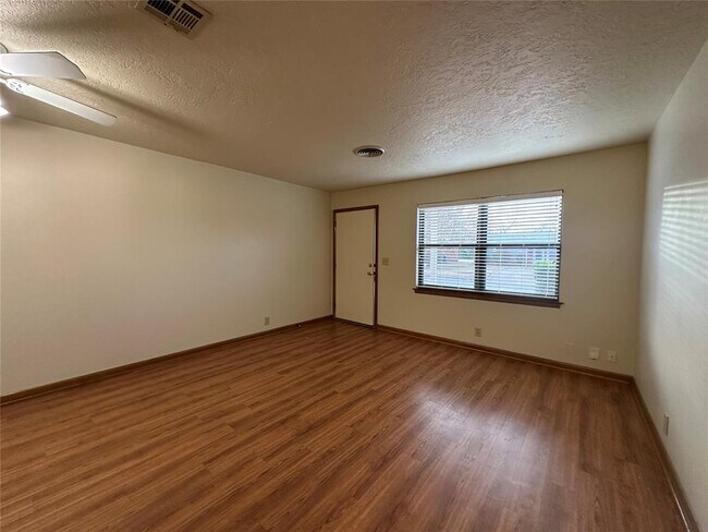 Foto del edificio - 2023 Delaware Ln