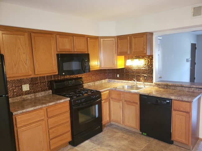 Building Photo - 461 S Clay Ave