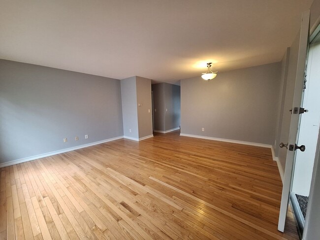 Building Photo - Charming Rochester Condo