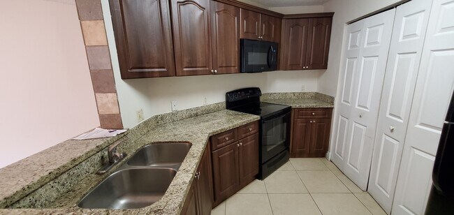 Foto del edificio - 6272 NW 186th St
