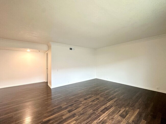 Building Photo - AVAILABLE NOW! 2 Bedroom 2 Bath UPDATED Co...