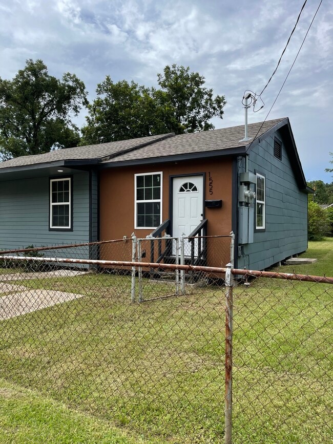 Building Photo - 1555 Swan Ave