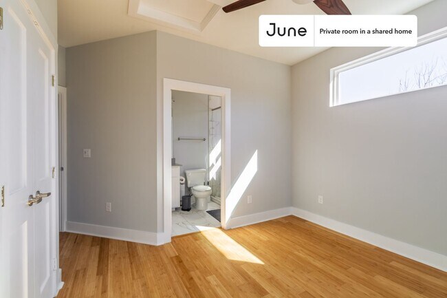 Foto del edificio - Private bedroom in 2 bed/2.5 bath Home