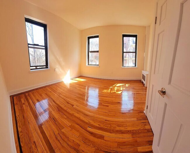 Foto del edificio - 132-24 Maple Ave