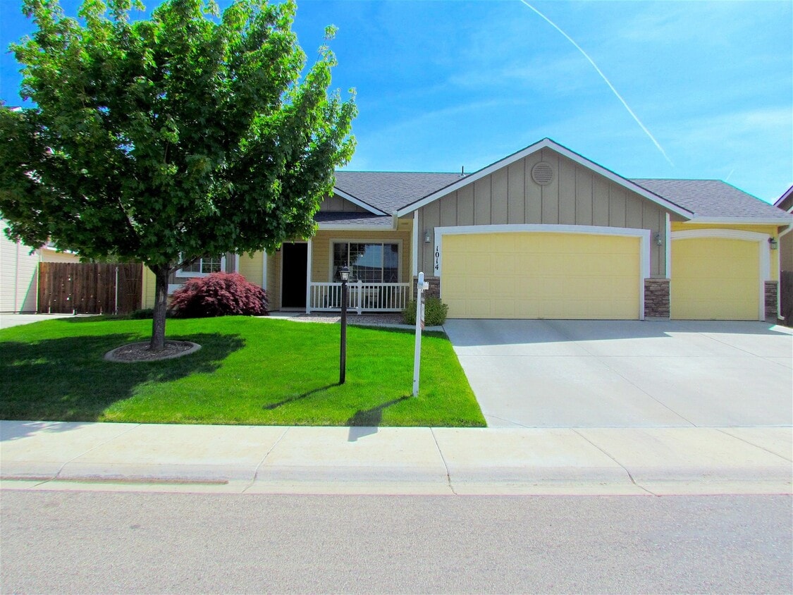 Primary Photo - 4 bedroom 2 bath + Bonus Room home and nei...