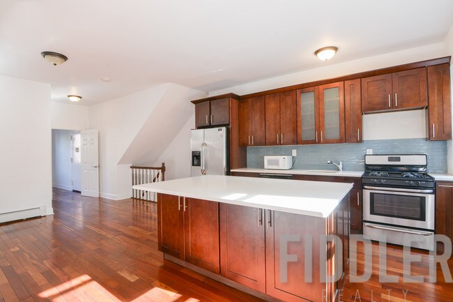 Building Photo - 270 Throop Ave