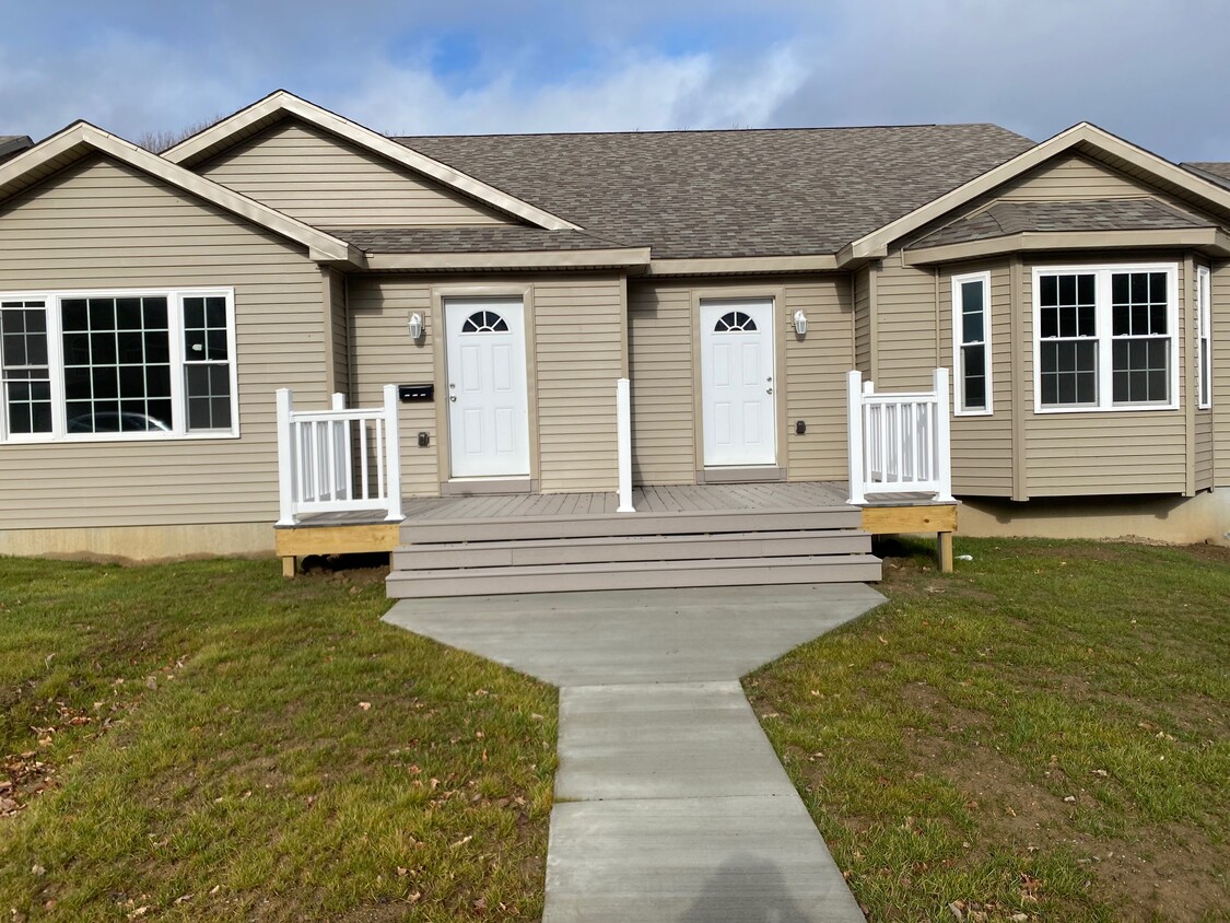 front view - 950 W Wilson St