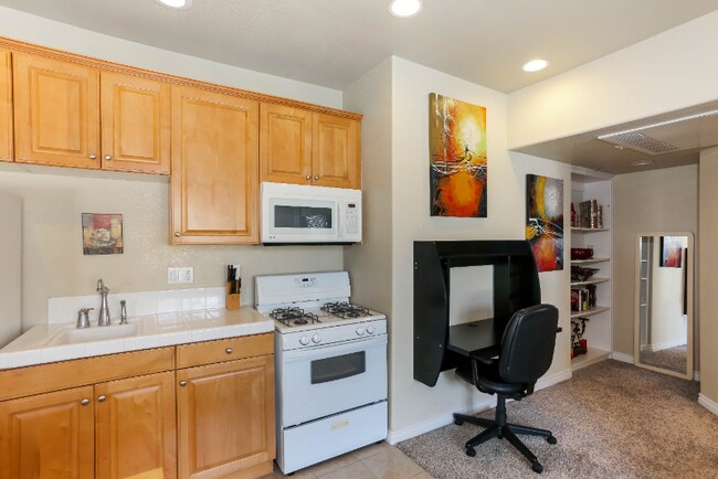 Building Photo - 3170 Levante St