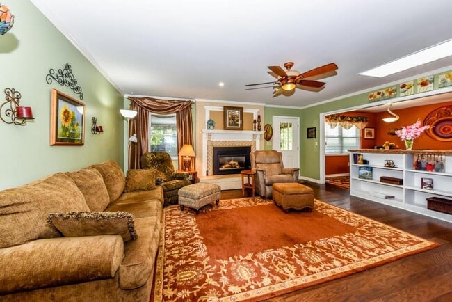 Building Photo - Maryville 37803 - 3 bedroom home with bonus room - Contact Tom Parry (865) 607-3649