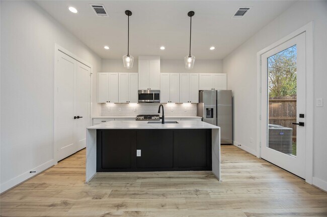 Building Photo - 6109 Campos Dr