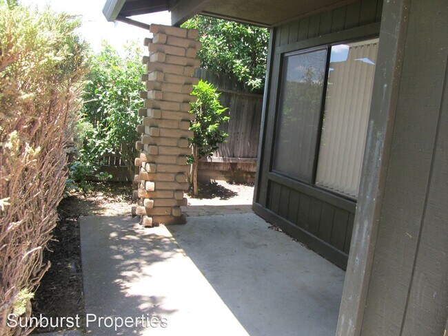 Foto del edificio - 2121-2123 Wyda Way
