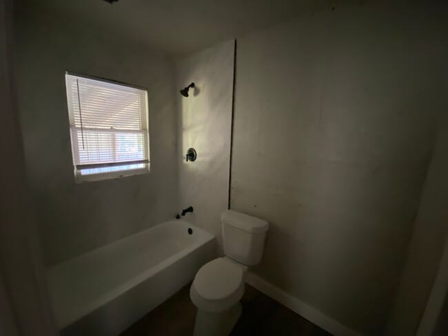 Building Photo - 611 W Cherry St