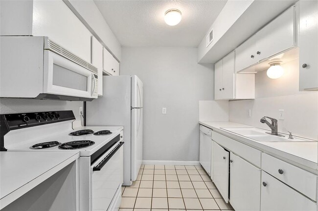 Building Photo - 2408 Longview St