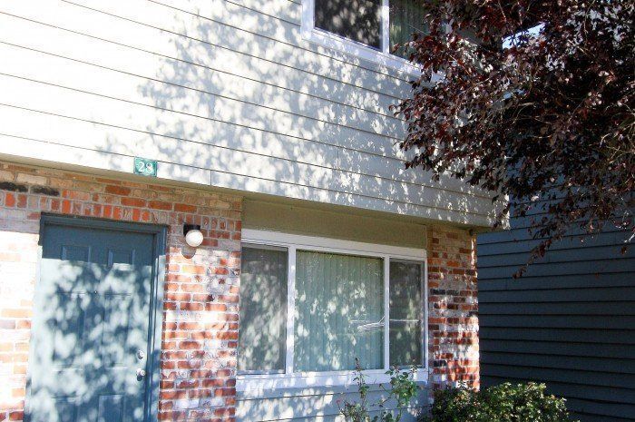 Foto principal - Two Bedroom End Unit Townhome Available!