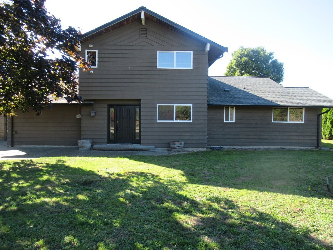 Primary Photo - Enjoy rural, country living in this 3 bedr...
