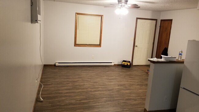 Building Photo - 407 W Walnut St