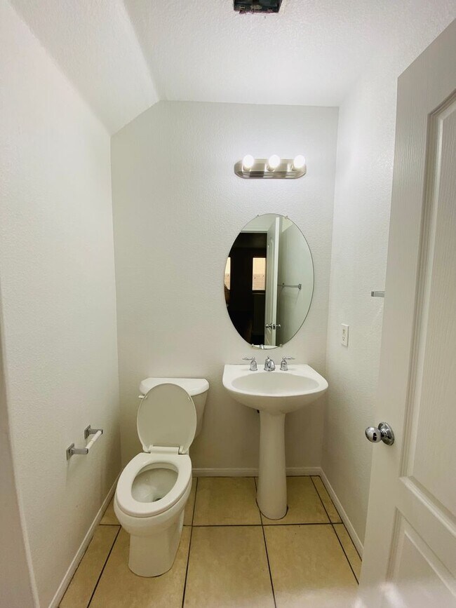 Foto del edificio - SPACIOUS OPEN FLOOR PLAN HOME WITH 2460 SQFT, LOCATED AT DECATUR AND BLUE DIAMOND. LAMINATED HARD...