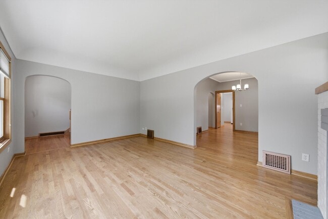 Building Photo - 586 S Hawthorne Ave