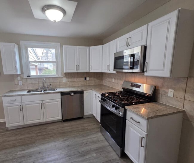 Building Photo - 945 Edgehill Dr