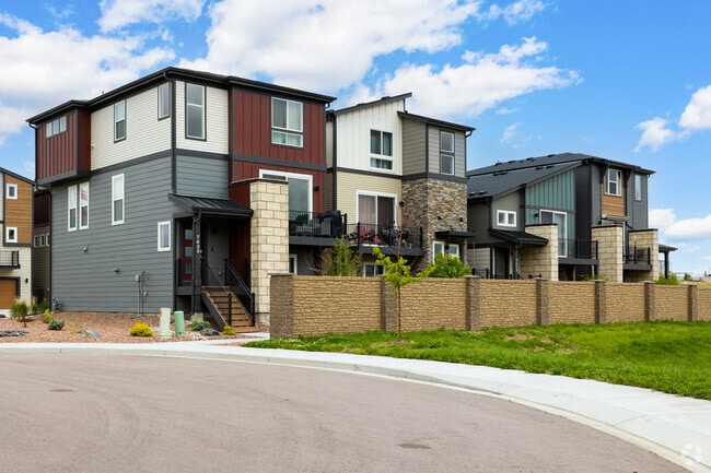 There are modern townhouses close to parks in Cimarron Hills.