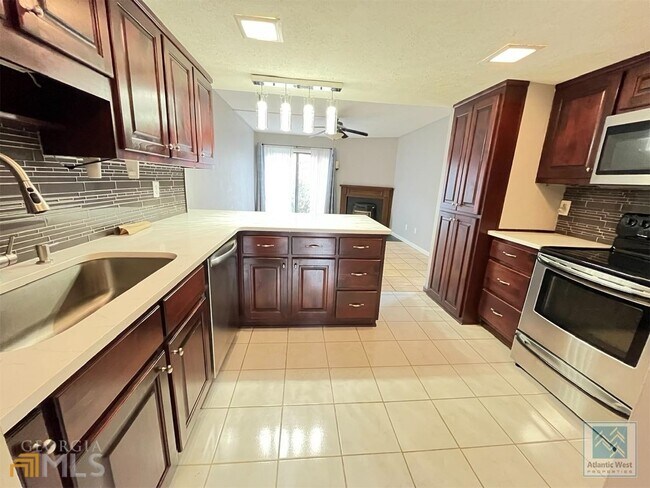 Building Photo - 2750 Meadow Mere E