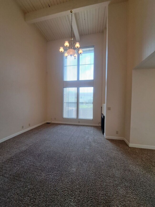 Building Photo - Beautiful 2 Bedroom Condominium Near Fashi...