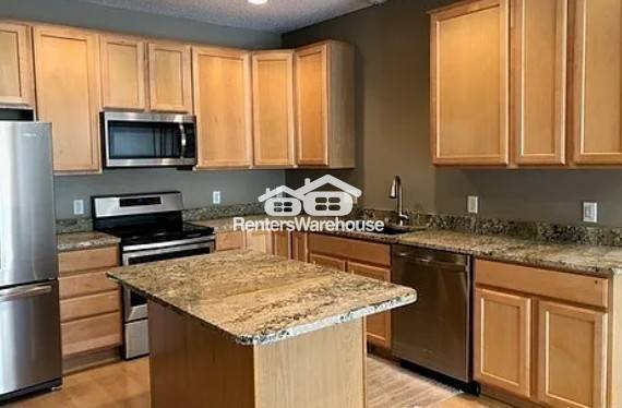 Foto del edificio - Available now is this fantastic 2 bedroom, 3.5 bath townhome in Plymouth