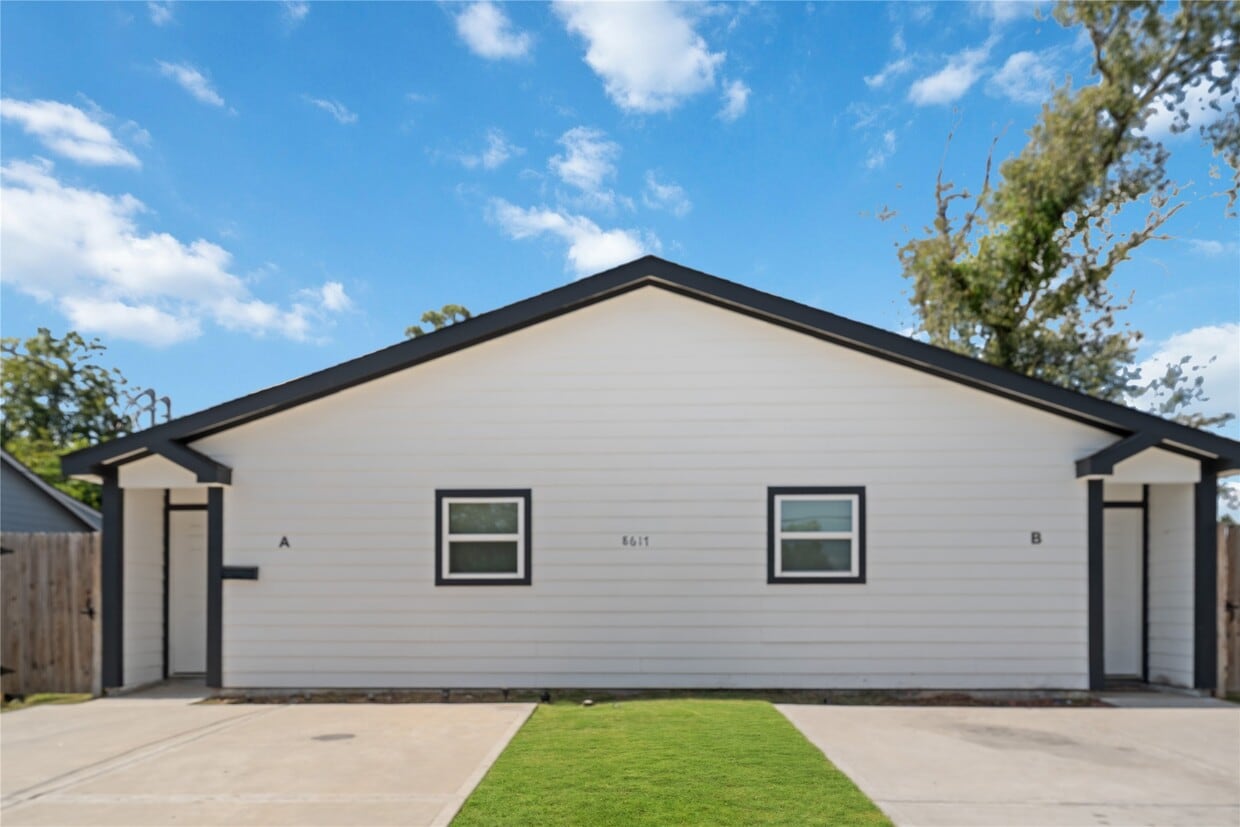 Foto principal - 8617 Clarington St