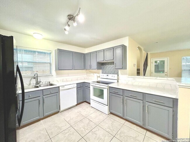 Building Photo - AVAILABLE NOW! 3BED/2.5 BATH House for ren...