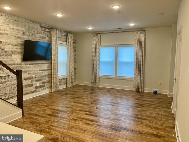 Building Photo - 44774 Tiverton Sq