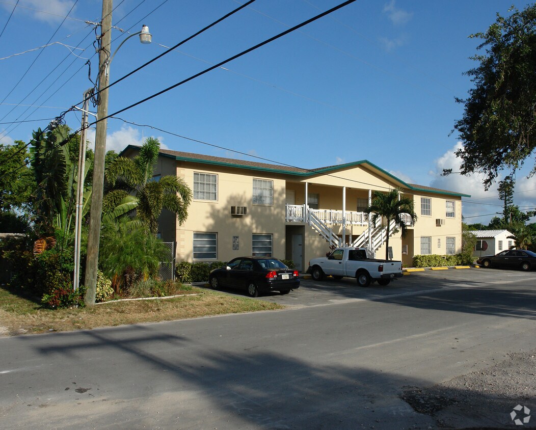 Building Photo - 300 SW 16th Ct