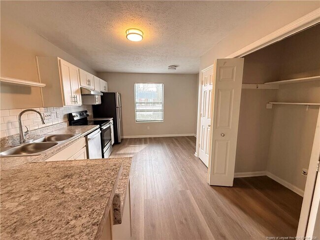 Foto del edificio - 4924 Cameron Rd