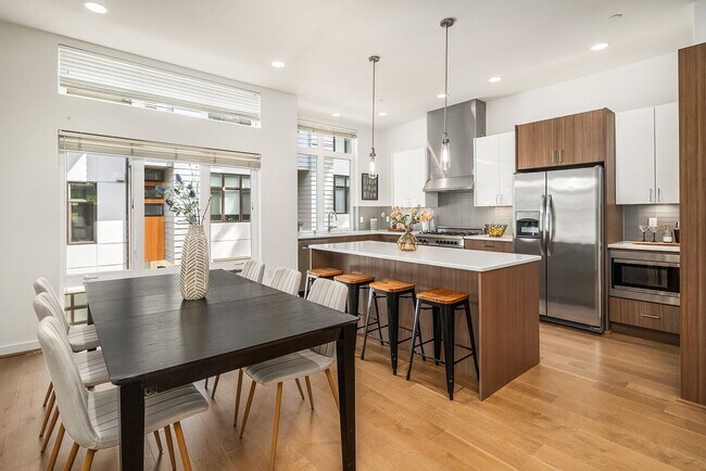 Foto del edificio - Fantastic Bellevue Townhouse with View...