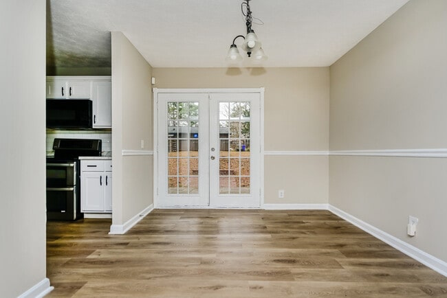 Building Photo - 951 Woodbridge Dr NE