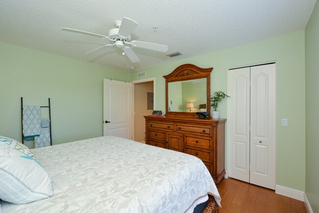 Building Photo - 9470 High Gate Dr