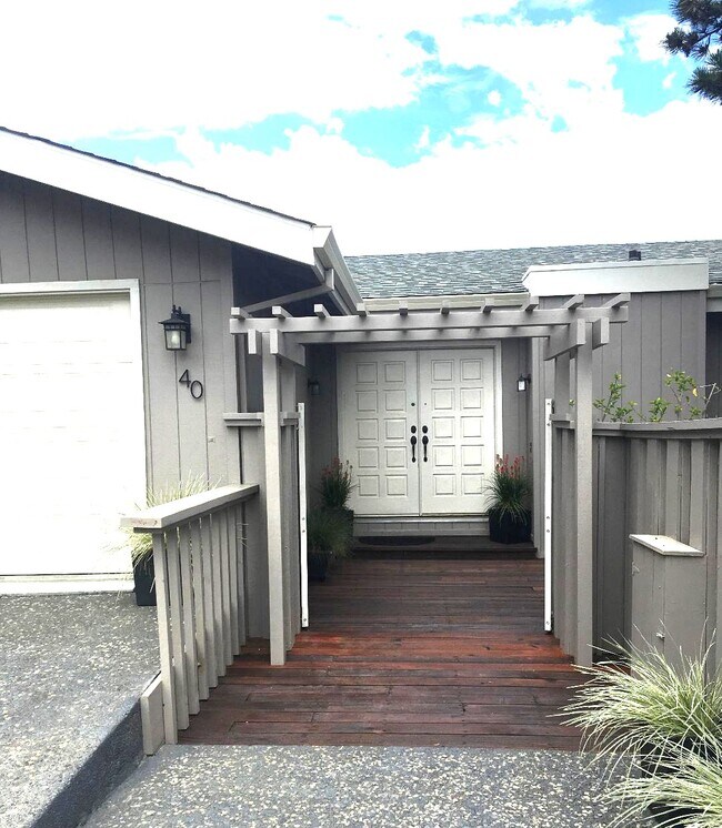 Building Photo - 40 Aquinas Dr