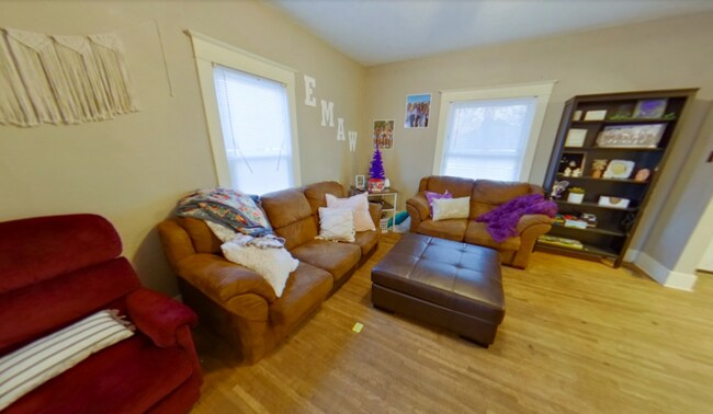 Foto del edificio - Located Near K-State Campus & Aggieville + Washer & Dryer + Pet Friendly! Available August 1st!