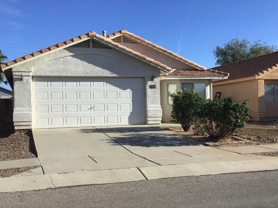 Primary Photo - Rita Ranch- 3Bdrm/2ba nice Clean home-new ...