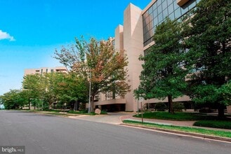 Building Photo - 1101 S Arlington Ridge Rd