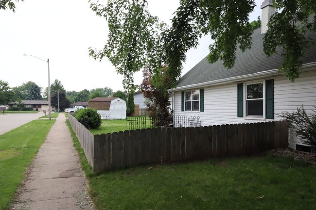 Building Photo - "Spacious 4-Bedroom 2 Bath with Finished B...