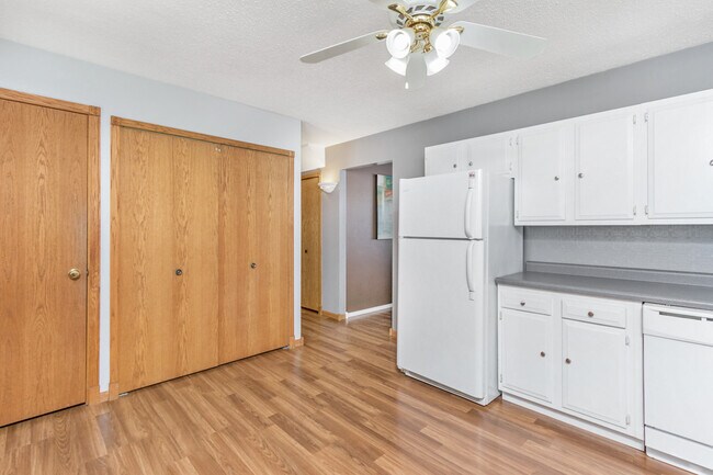 Foto del edificio - 1930 Center St W