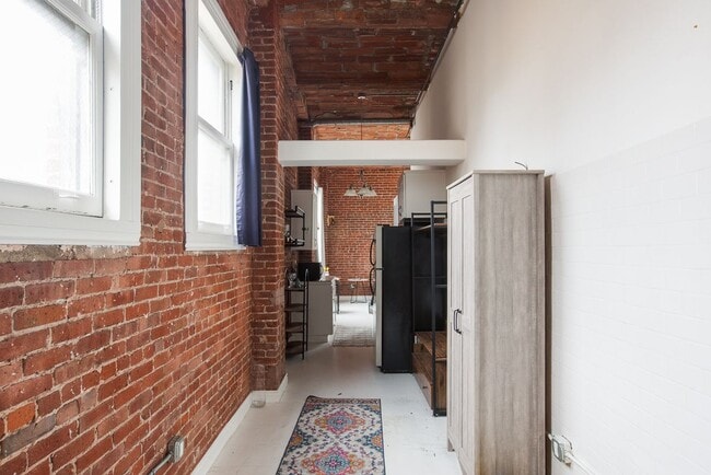 Building Photo - 215 W 7th St