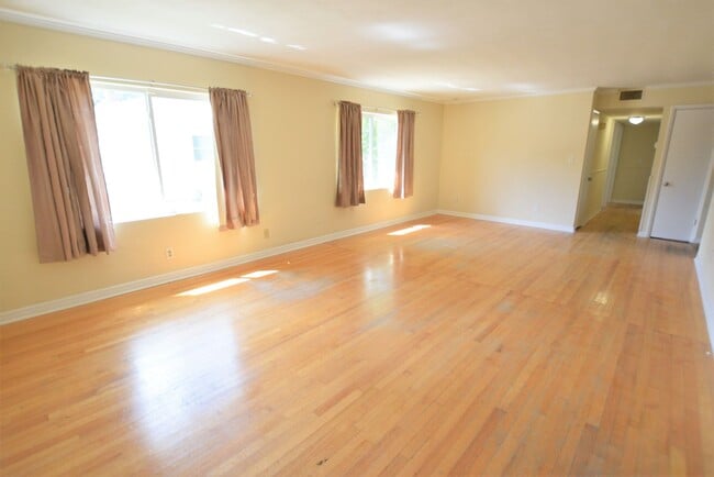 Building Photo - Charming 3 Bedroom 2 Bathroom Near Downtow...